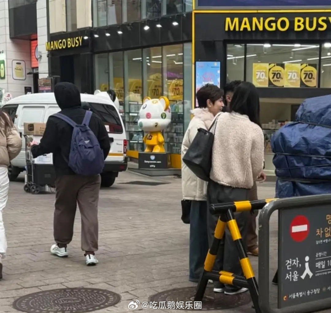 陈法蓉和朋友现身韩国明洞街头，她打扮时尚又大方，她穿着白色羽绒服，留着一头短发，