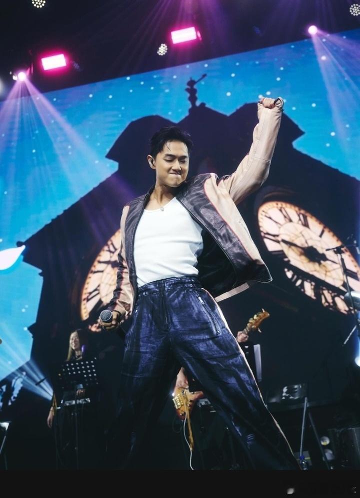 42歲的鄭俊弘（Fred）2001年參加《全球華人新秀歌唱大賽》入行，效力TVB