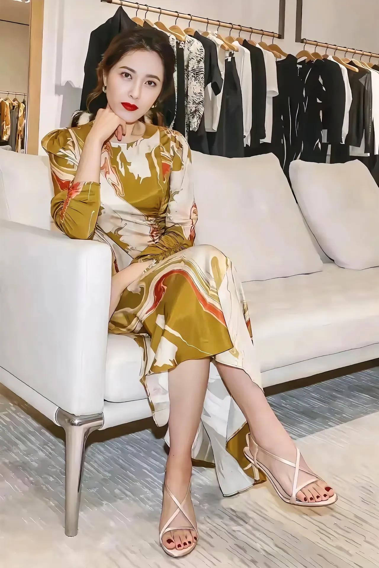 这样的鞋子，太暴露脚的短板了，幸亏脚型好看。