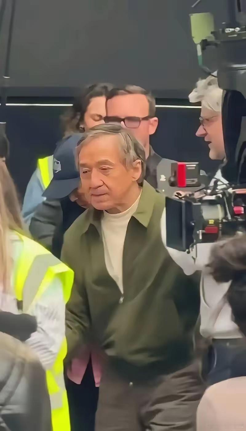 成龙大哥这辈子大概率要遗憾终生了！他挣再多的钱，再有巨星光环，2025年，已经7