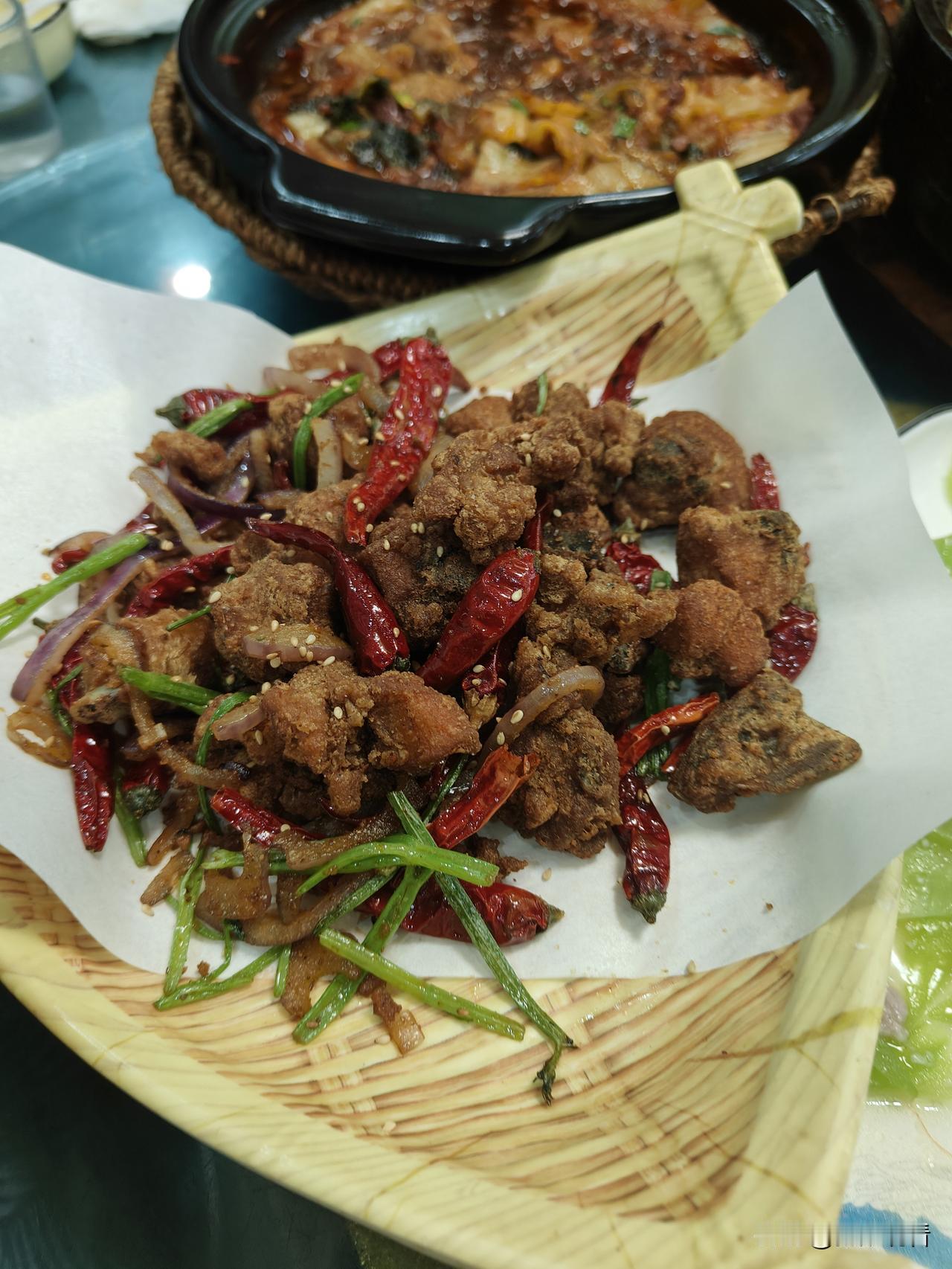 春节和朋友聚餐，来到扬州花都汇附近的杭家菜馆，感觉聚餐氛围超棒。菜品道道在