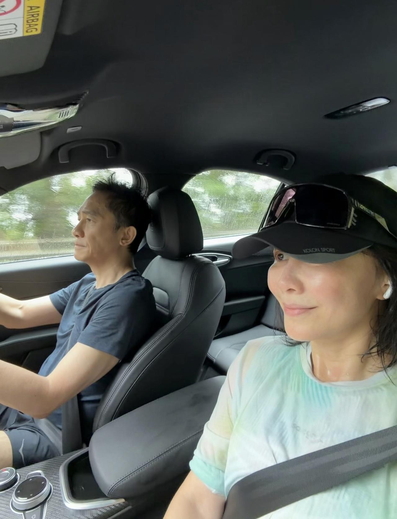 8月22日早，刘嘉玲晒与老公梁朝伟自拍合影，并配文：“刚跑完步，雨就落下了，时间