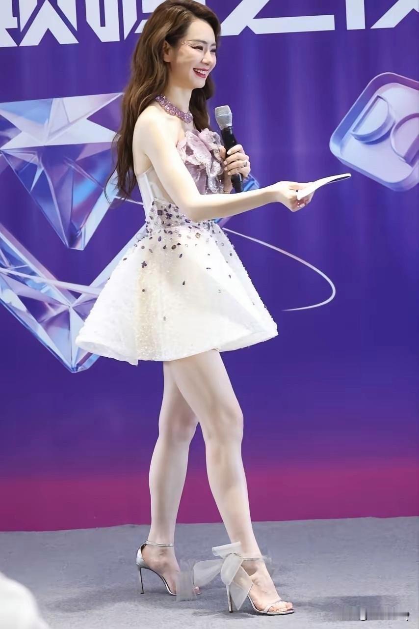 真替戚薇捏一把汗啊，凉鞋上的蝴蝶结这么大，好容易绊脚啊。