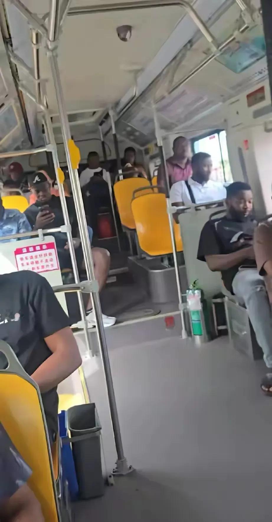 十九世纪时，这帮人都是用船买卖的！现在在这里倒成了人儿了！​​​有网友说：