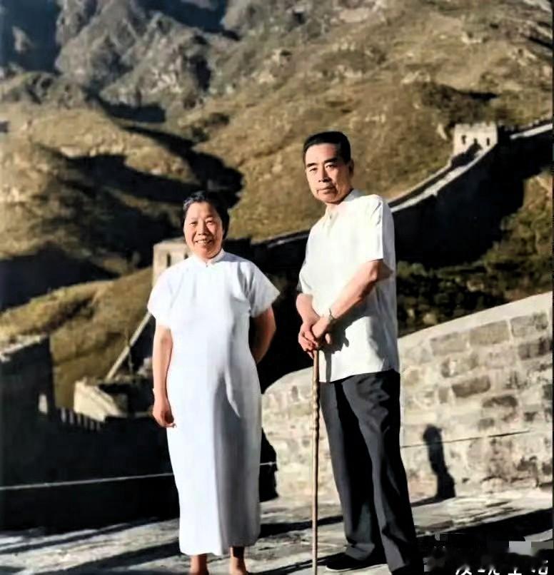 1955年八达岭长城珍贵留影。长城亘古，知己相伴。周恩来与邓颖超，风雨同舟，