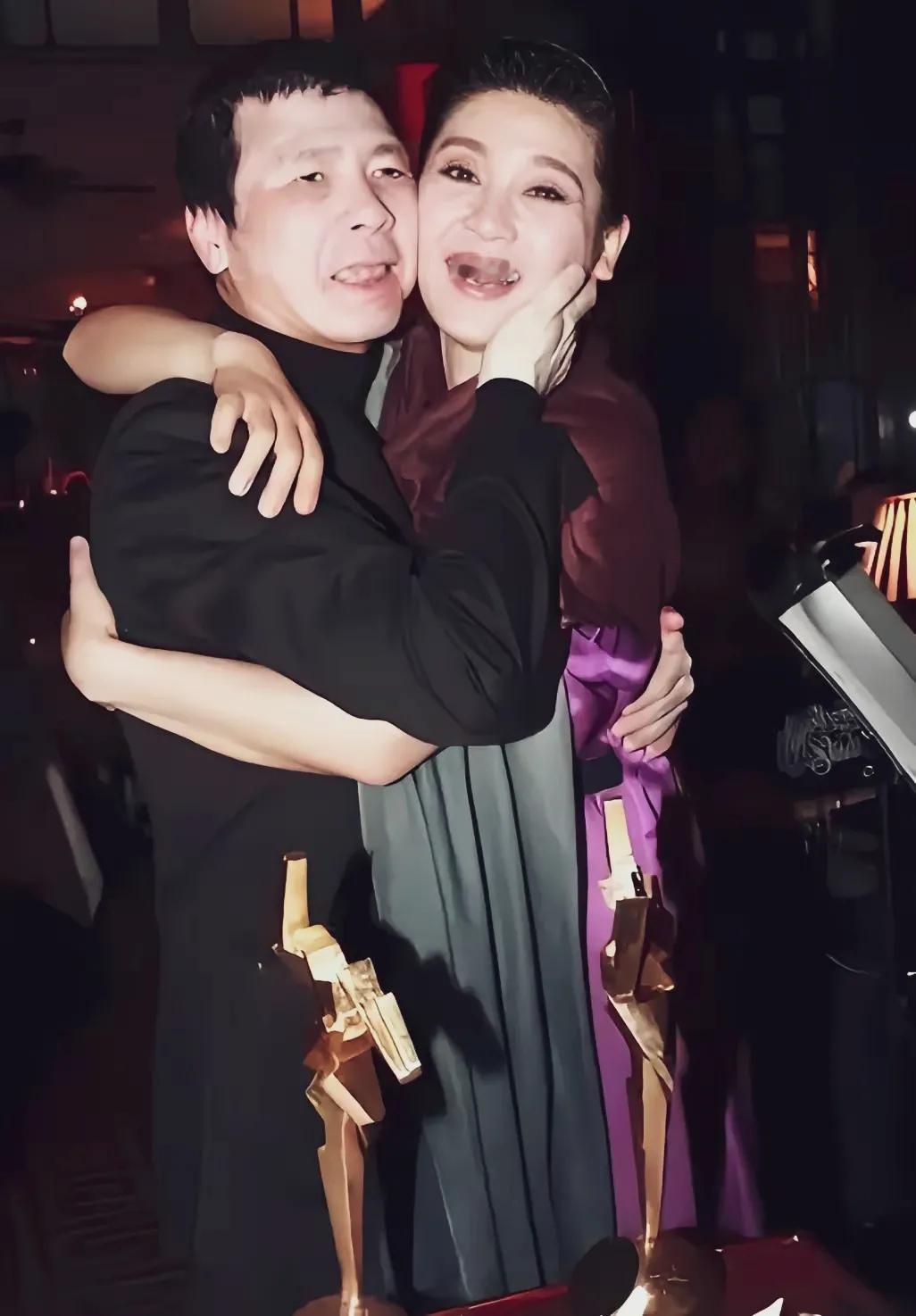 那天，冯小刚与徐帆“脸贴脸”紧紧相拥“嗮夫妻”。徐帆说：我的丈夫不吃亏…徐帆