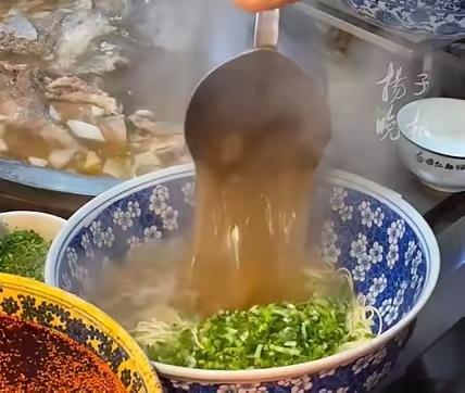 你常吃的兰州拉面要改名了吃了20年的“兰州拉面”，可能真的要换名字了你有没有发现