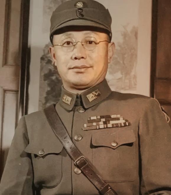 何应钦与冈村宁次是同学，受降前一晚，何应钦特意派人传话，暗示冈村宁次仪式上不要随