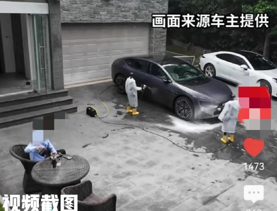 上海有人用机器人给自己洗车。如今这真实一幕令所有人惊讶，机器人还真得能为自己