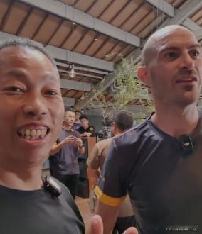 牙哥对德比斯说我要干你德比斯估计第一次听到“干你”这句中文，完全没理解它的杀伤