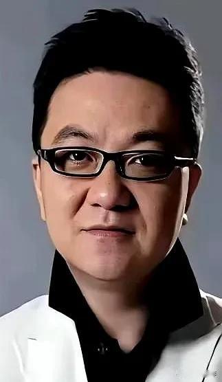 董路又开炮了，这次对准的是自己足球小将的家长。起因挺简单：小球员李昊炎妈妈接