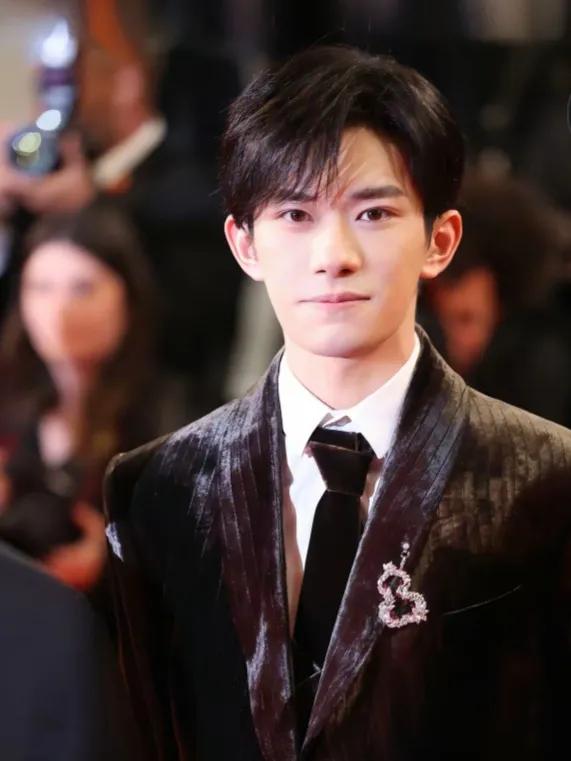 戛纳获奖！《狂野时代》北美定档12.12，易烊千玺舒淇闯意识之海近日，曾获第