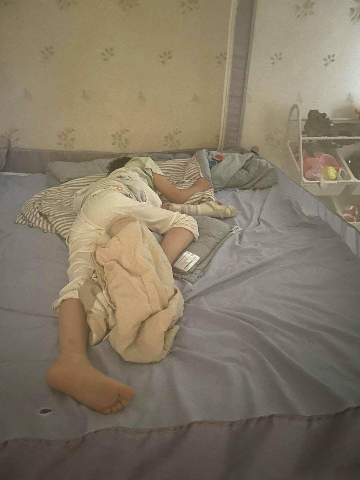 房子里静得能听见冰箱嗡嗡响。我光着脚，从卧室踮着脚尖挪到客厅，每一步都像在拆炸弹