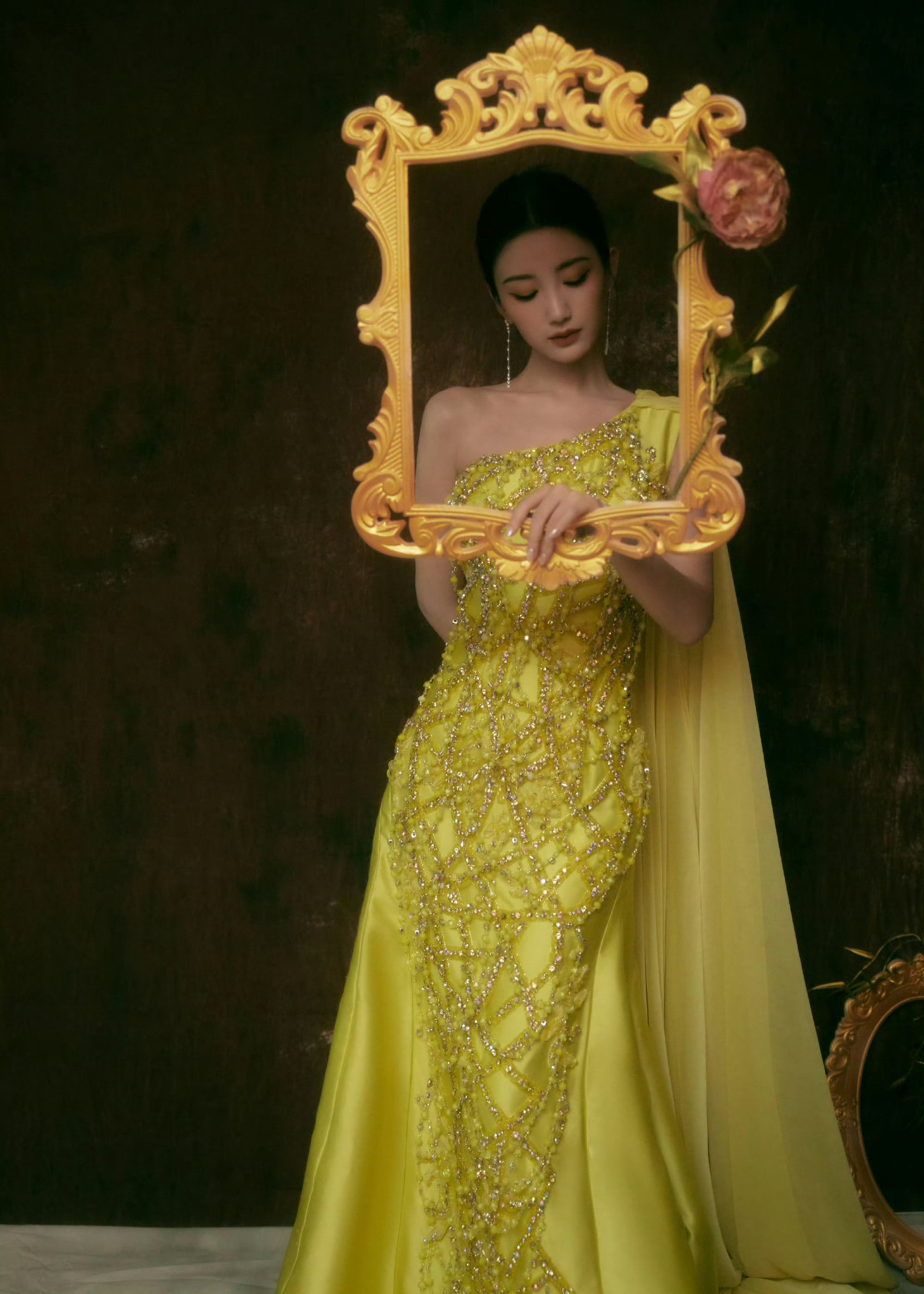 毛晓彤被锁房间里了，姐姐真是个吃货，都这样了还不忘吃饭​​