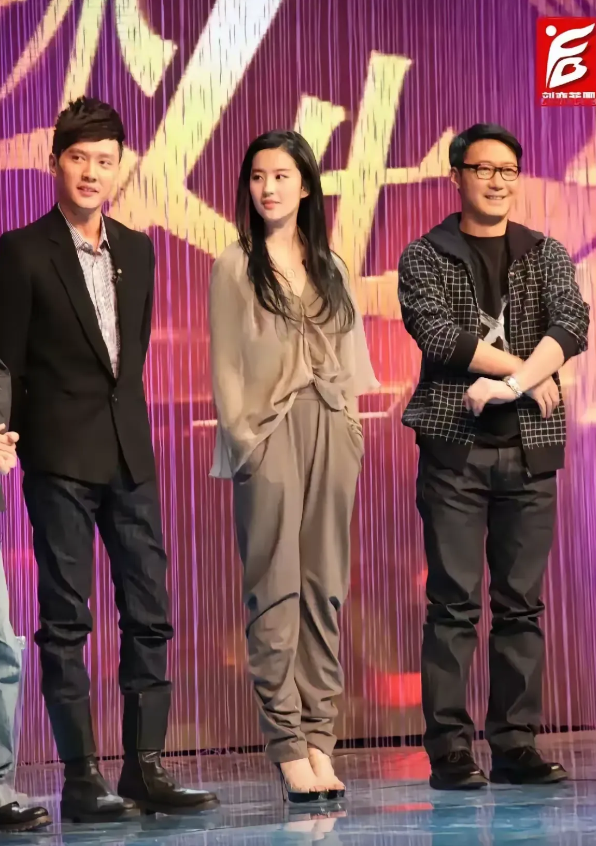 刘亦菲，170cm，这动作太帅了，比男人还帅，让身边的两位男人情何以堪呢？