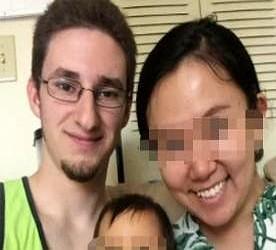 “你应该滚回中国去！”“别用亚洲人的脏习惯喂我的孩子！”这是一场始于浪漫告白的跨
