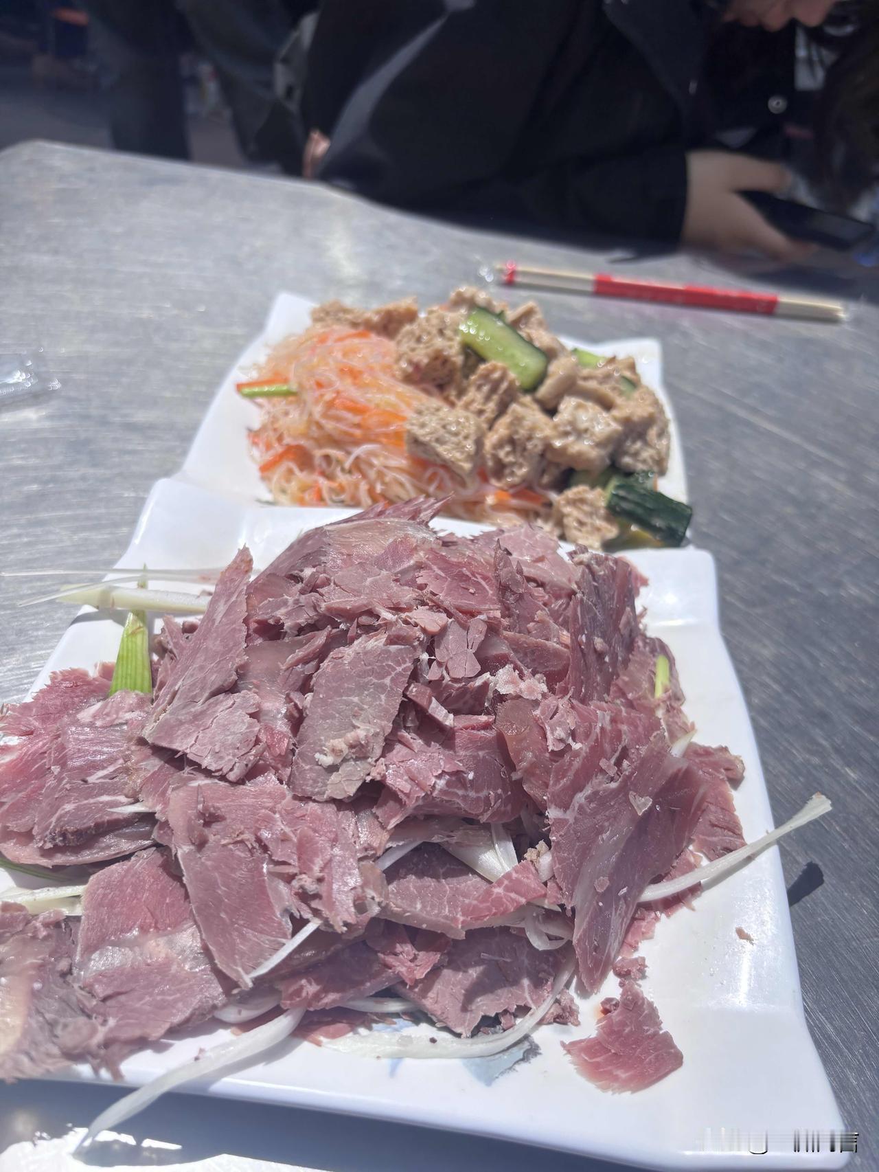 河南周口的一顿烩面！八元一碗的烩面，花了50元的五香牛肉来配，另外的凉菜又是十多