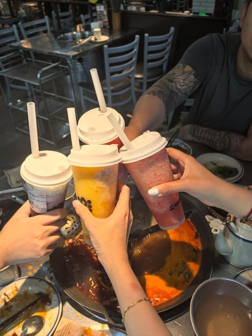 一位养生专家说：“想要多活几年，就请您退回本位。水果少吃，饮料不喝，酸奶不喝，