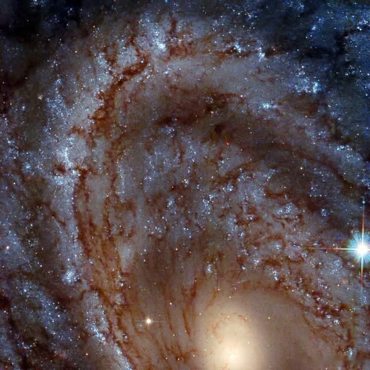 潜入NGC4603的旋转核心——这是一个令人叹为观止的螺旋星系，在半人马座（半