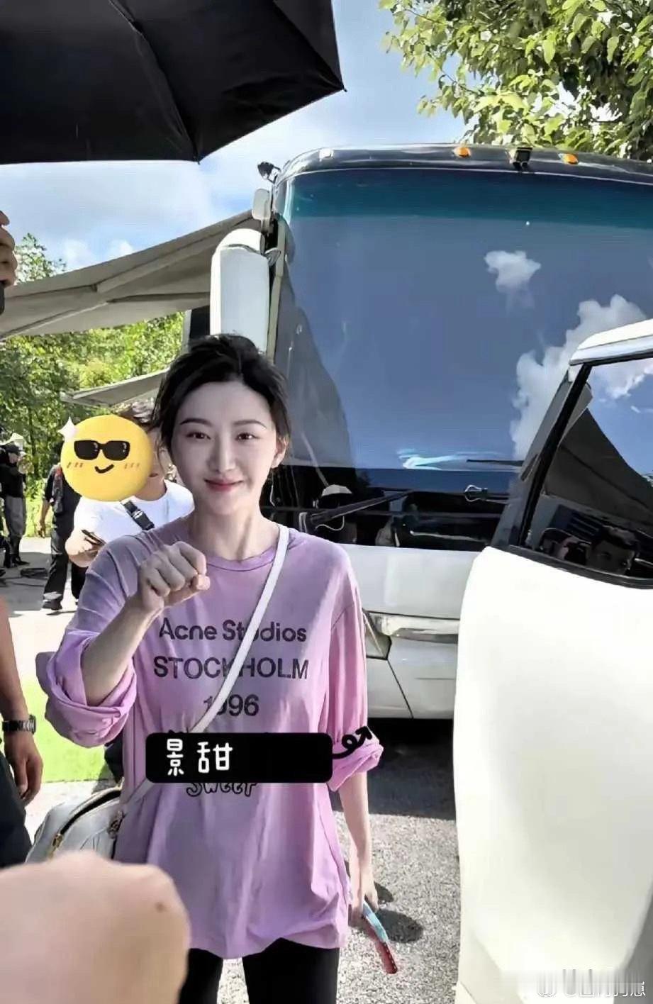 景甜真的是颜值与人品双在线，肤白貌美气质绝，私下还一点明星架子都没有，温柔又亲切