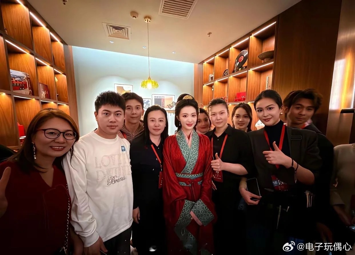 明星和普通人差别真大，怪不得他被称为小刘亦菲。