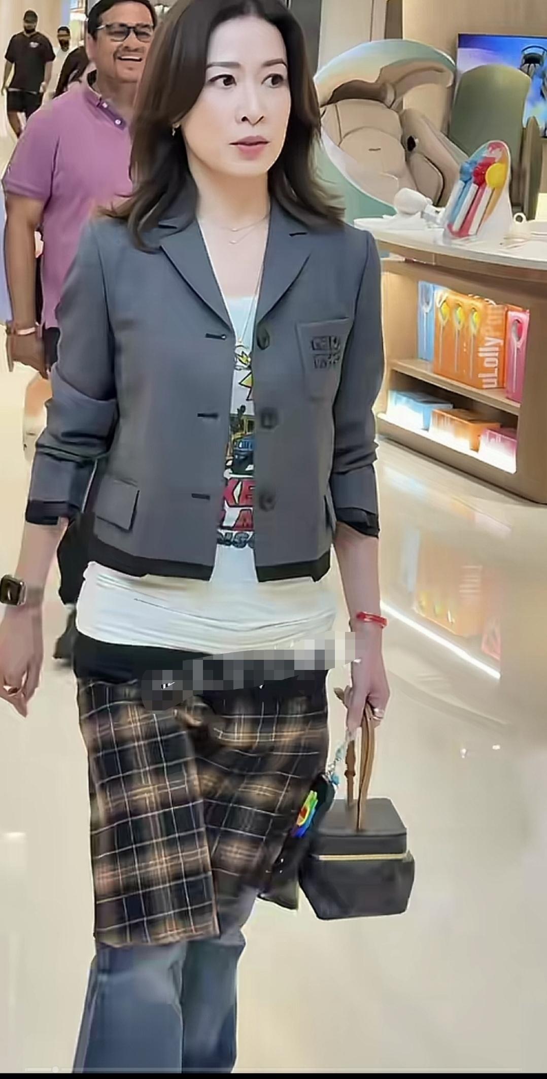 佘诗曼，最难看一次穿搭。
