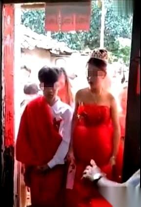 这几天网上一桩吵翻天的荒唐事里，女生捏着刚焐热的大学学位证，低头在手机屏幕上点了