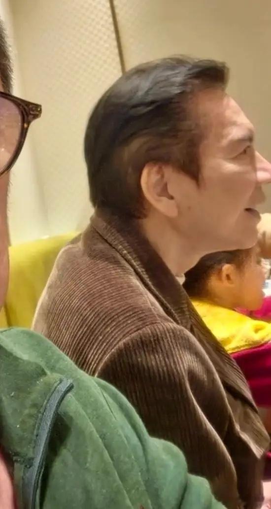 向华强到台北看孙女被亲家偷拍，比郭碧婷爸爸大八岁显年轻有脱发！