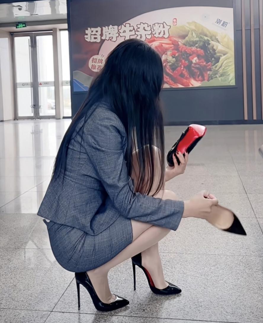 女人怎么选高跟鞋呢这张摄影作品的题目叫：纠结！