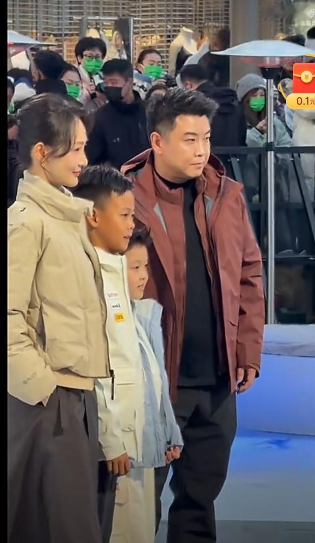 王皓指导一家四口出行被球迷们认出来了[赞][笑着哭]！今天，国乒教练王皓指导和漂