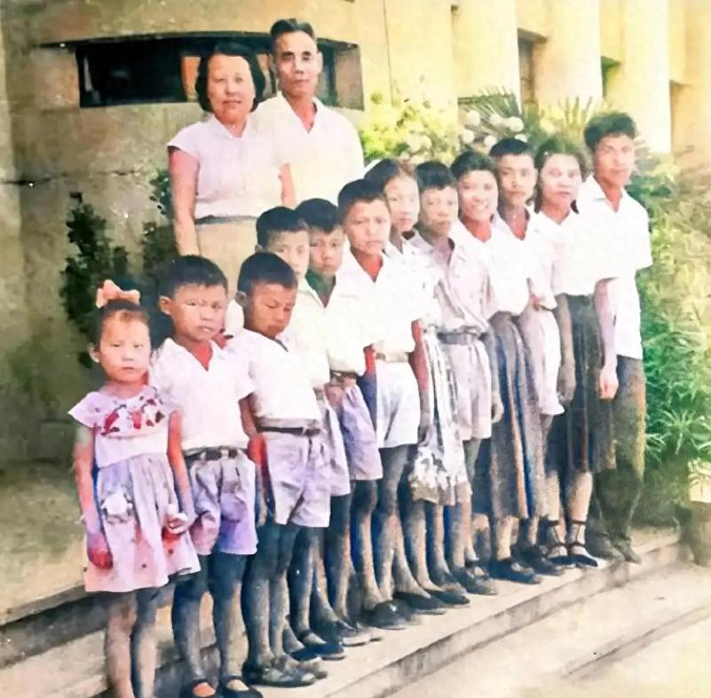 1961年，开国中将吴信泉与他的妻子和12个孩子，一起拍下了这张全家福，吴将军一