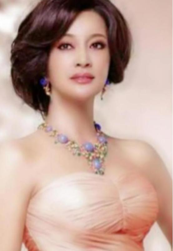 1982年，刘晓庆到南京演出，遇见了正在拍戏的迟志强，晚上几杯酒下肚后，刘晓庆让