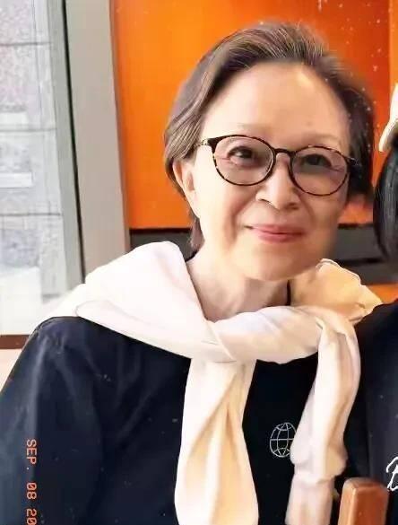 她也是辛苦，干脆直接定居美国算了，还两国来回跑，女儿老公都定居美国了，她在国内拍