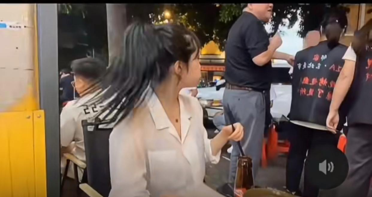 近日，韩国女子在广州出差，说自己被陌生中国男人抢面事件，看了原声的视频后，没看到