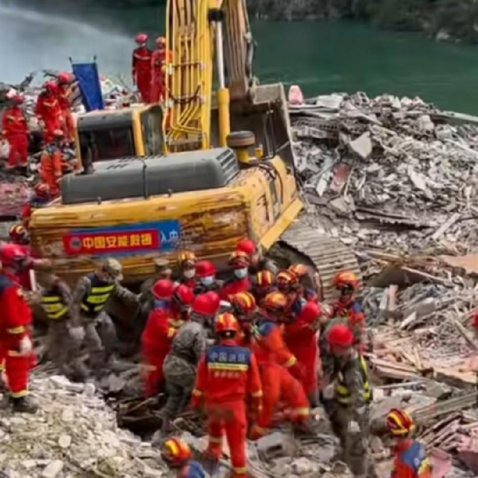 重庆彭水山体垮塌现场：消防与民兵在废墟里合力抬运黑色裹袋，天灾面前真的感觉人类好