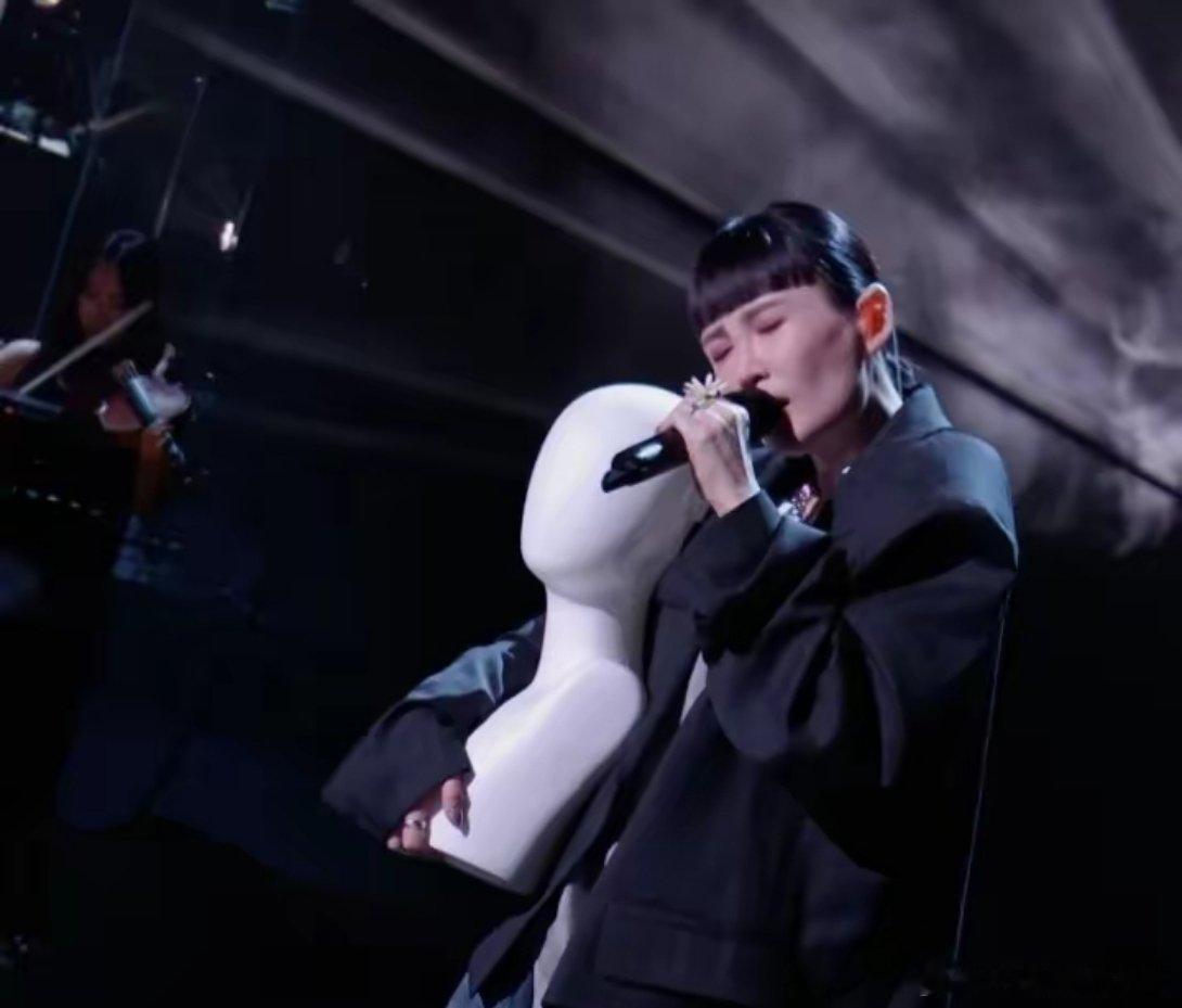 魏如萱真是实惨！堂堂金曲歌后，我是万万没想到，魏如萱会连续两次被🥭羞辱，还是拉