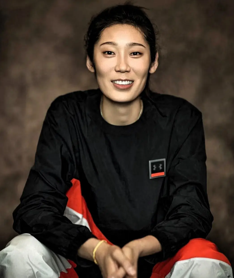 朱婷出国去意大利打球，年薪高达1014万人民币。这笔钱交给排球协会和国家税收后，