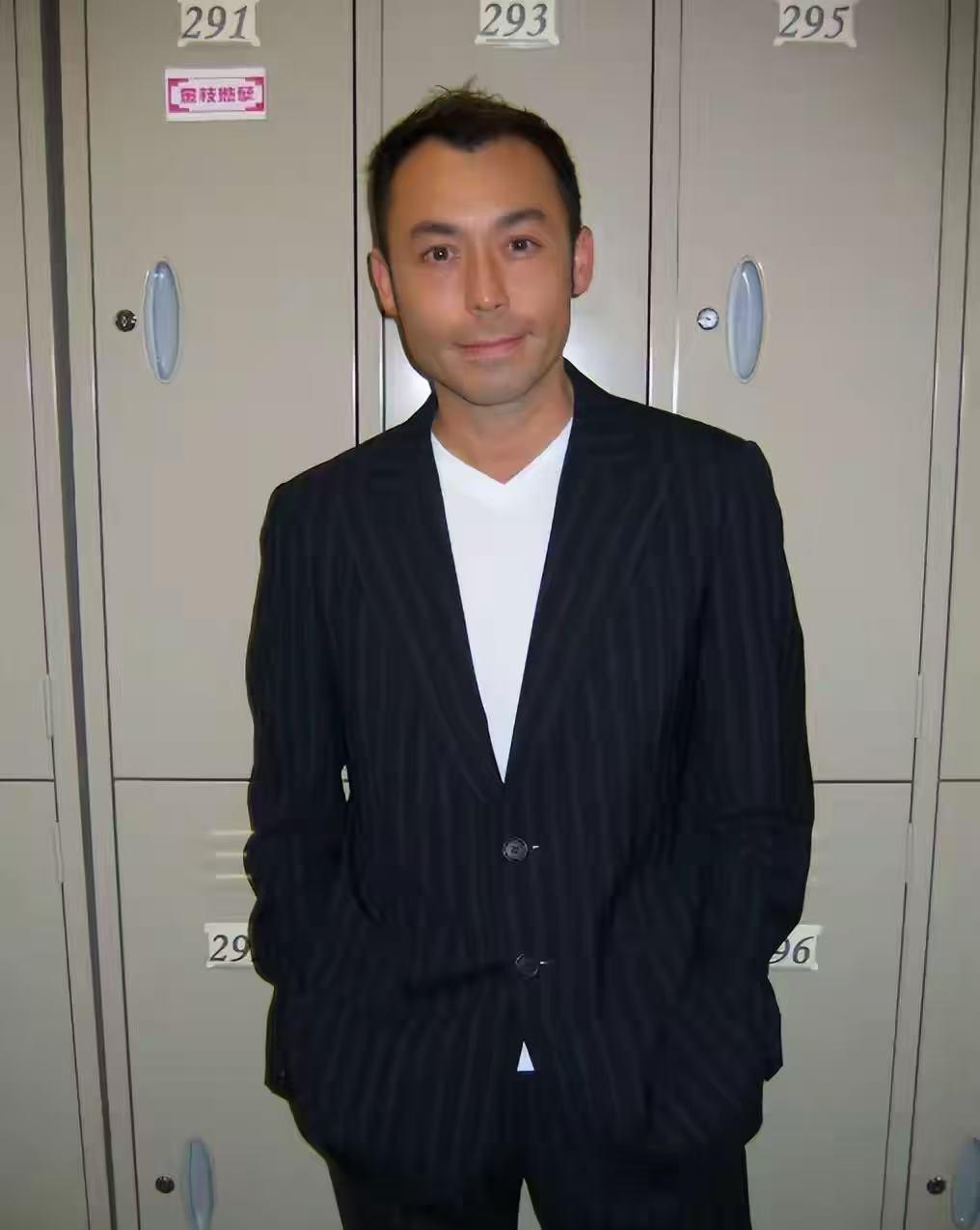 雷宇扬的丧礼现场曝光！遗孀和儿子哭成泪人，大B哥透露细节，找了8位兄弟扶灵。