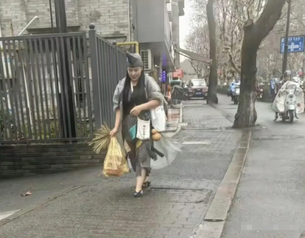 这就是佛系穿搭的小姐姐。