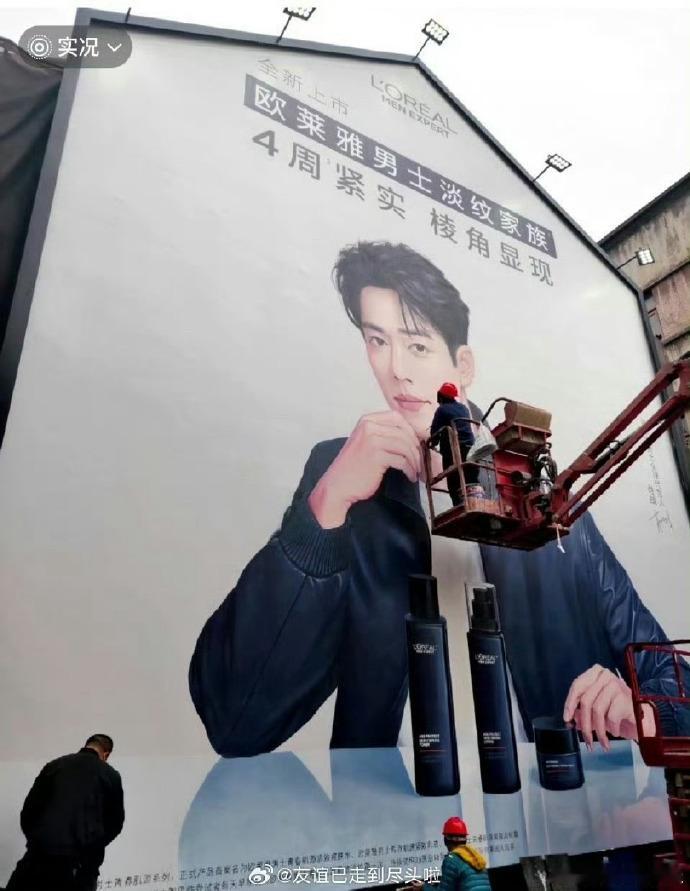 肖战手绘艺术墙肖战品牌手绘艺术墙手绘墙的打底过程细节拉满，形象的神态与质感相衬，