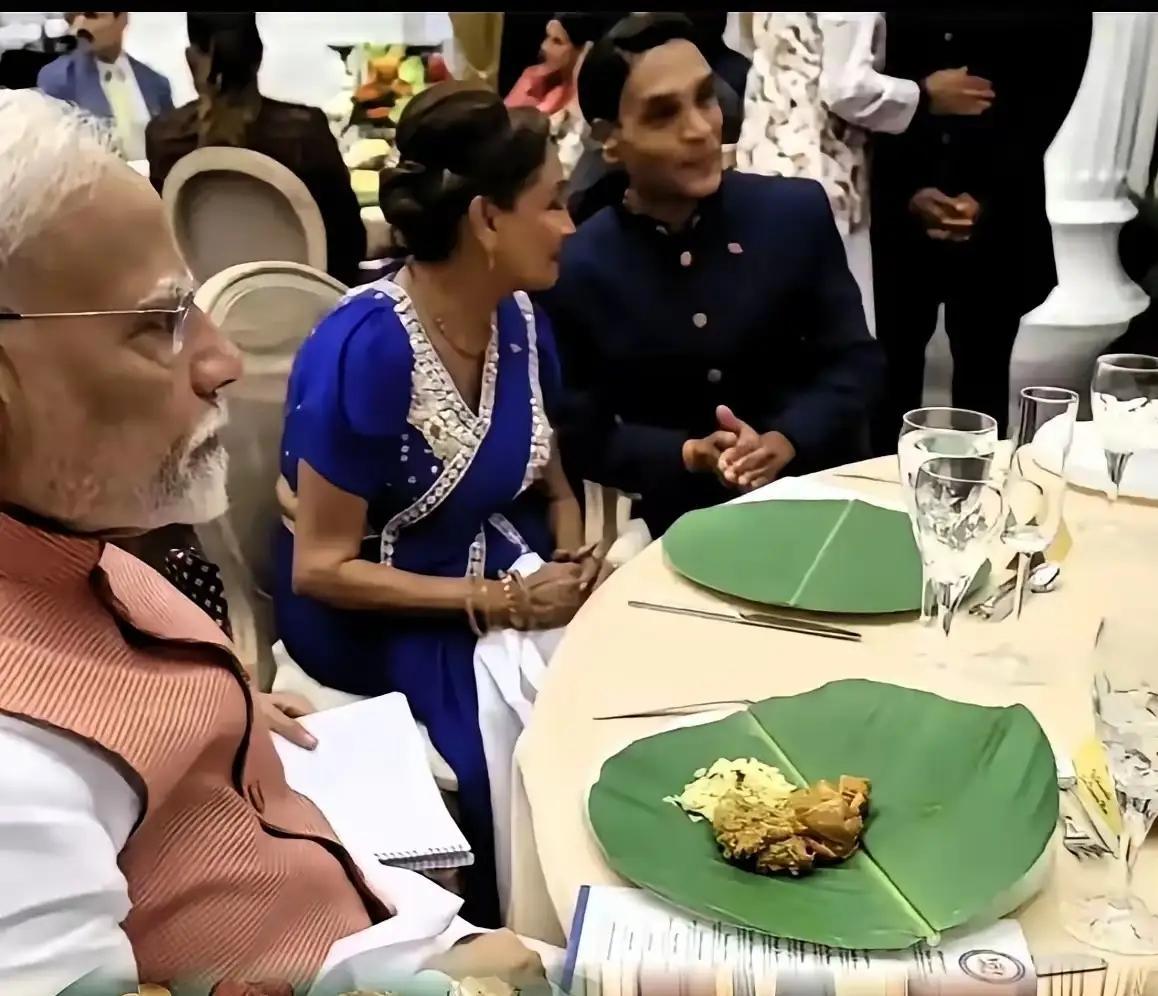 莫迪国宴款待普京。莫迪是手抓饭吃，普京边忍不住笑，边小试了两口印度的国宴。毕