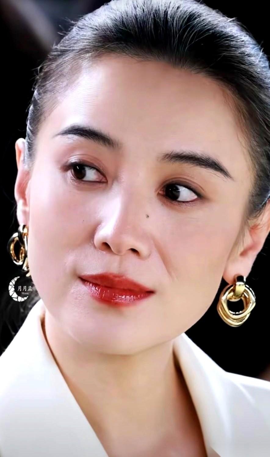 一帮人替45岁的宋佳着急，说她没孩子，一切都晚了。我一看就笑了。晚了？人家