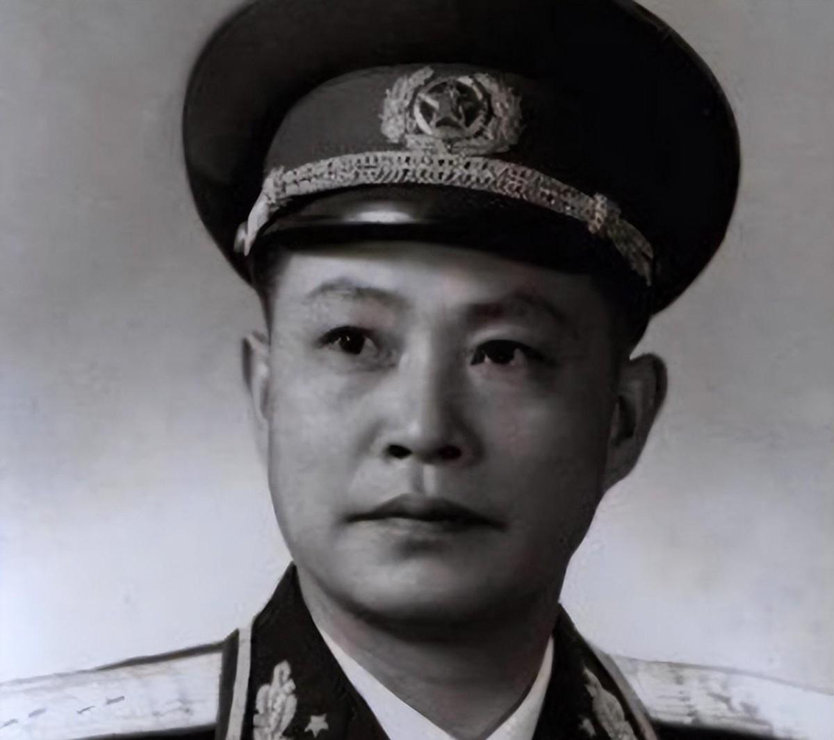 他坚持不当副军长只想当军长，结果授衔时军长被授予大将军衔而他却只授中将，你怎么看