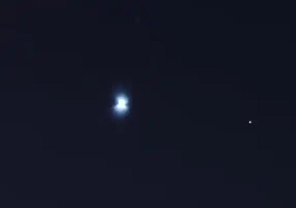 揭秘！5月16日晚上在新疆乌鲁木齐的夜空中曾出现了不明飞行物，在网上引起了不小的