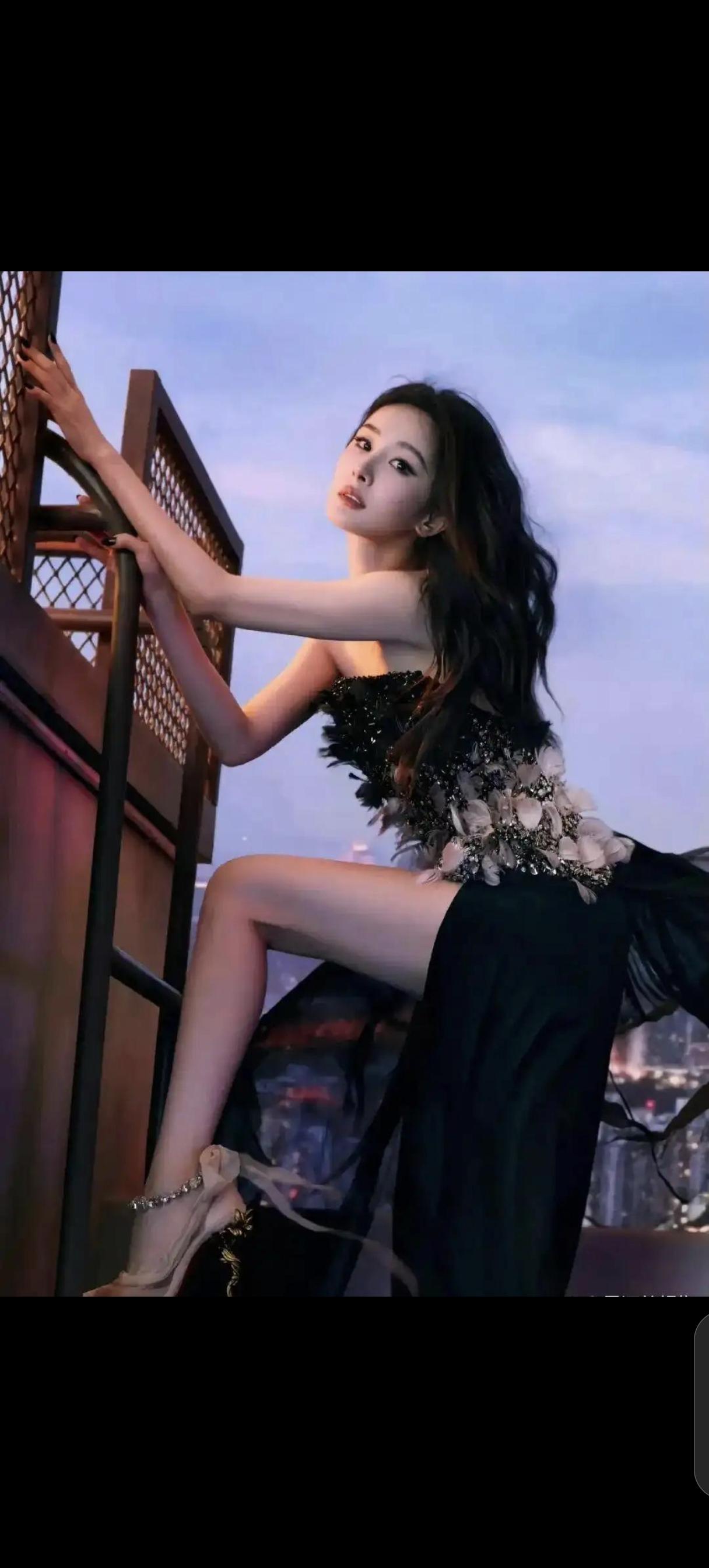 杨幂户外烟熏妆太惊艳！松弛自在，氛围感拉满真的被杨幂这组户外氛围感照片狠狠