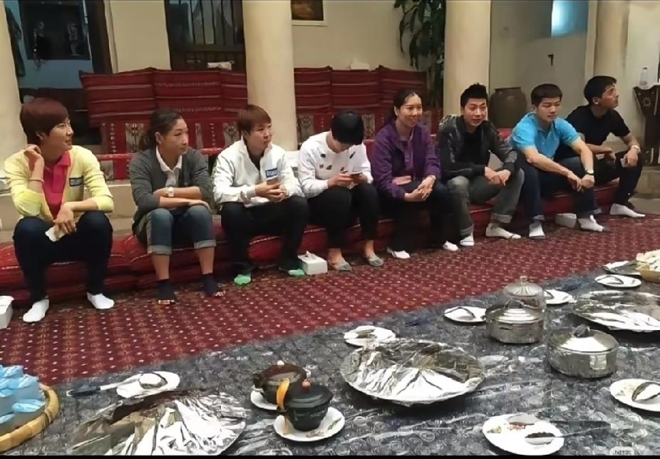 国乒队的温馨聚餐时刻，回忆杀拉满！刷到国乒队早年聚餐的老照片，瞬间被这氛围