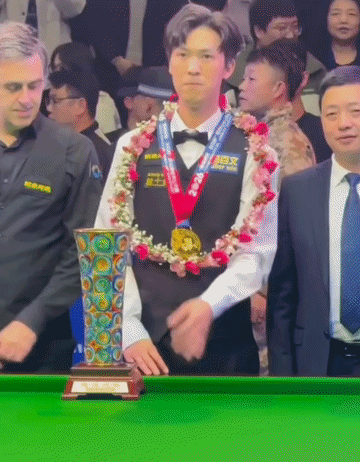 太有喜感了！望着眼前的冠军奖杯，拿过41座排位赛冠军奖杯的奥沙利文，也不淡定了