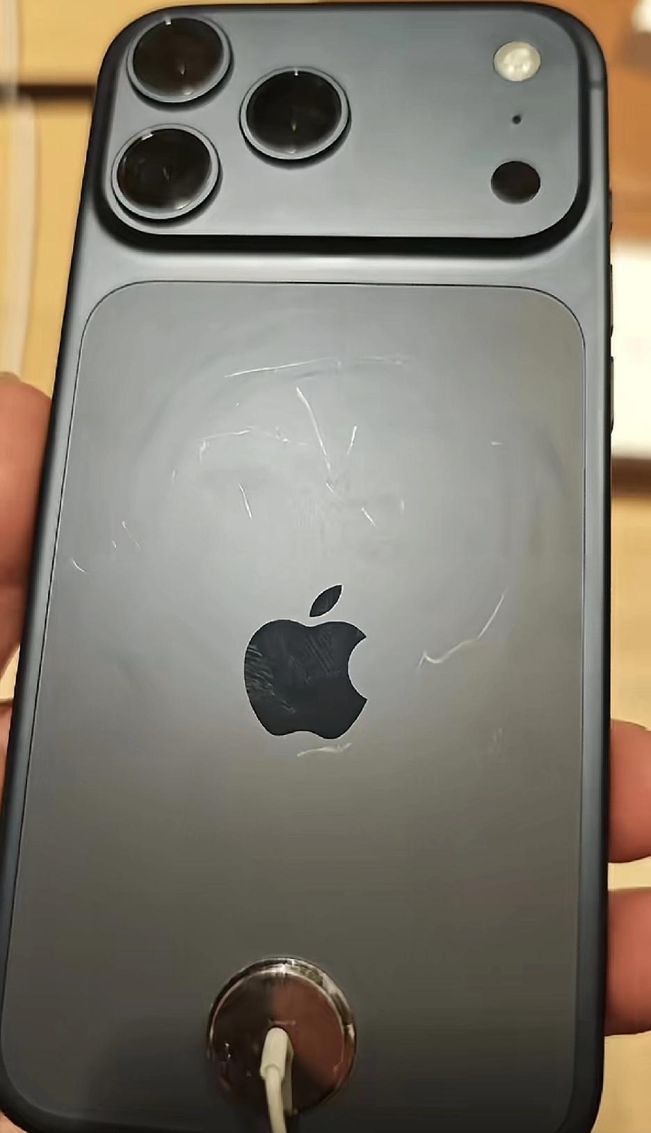 这一波绝对是苹果的“阳谋”！最新iPhone背面变“花脸猫”？其实这是苹果的阳