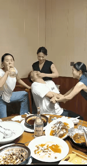 三个女人一台戏，三个疯狂的女人聚在一起更是了不得。