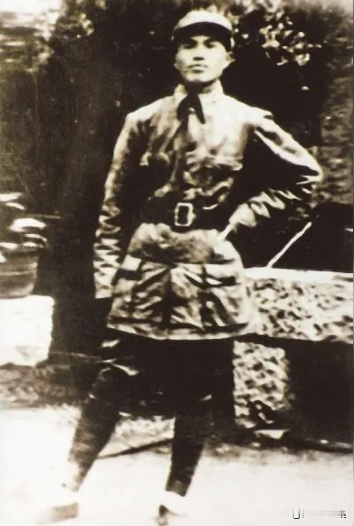 1914年8月30日，皮定均出生于安徽金寨贫苦农家。1946年中原突围，他率“皮
